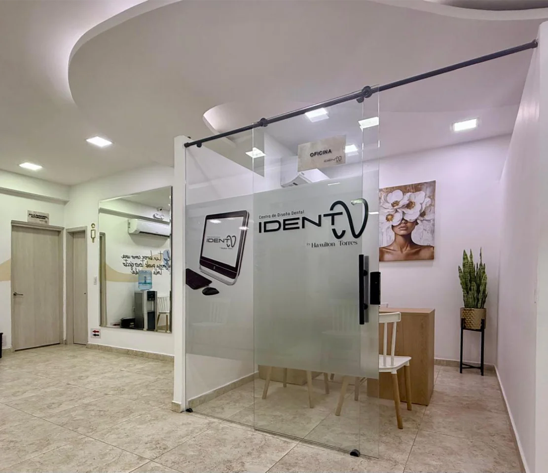 Interior moderno de Clínica Ident